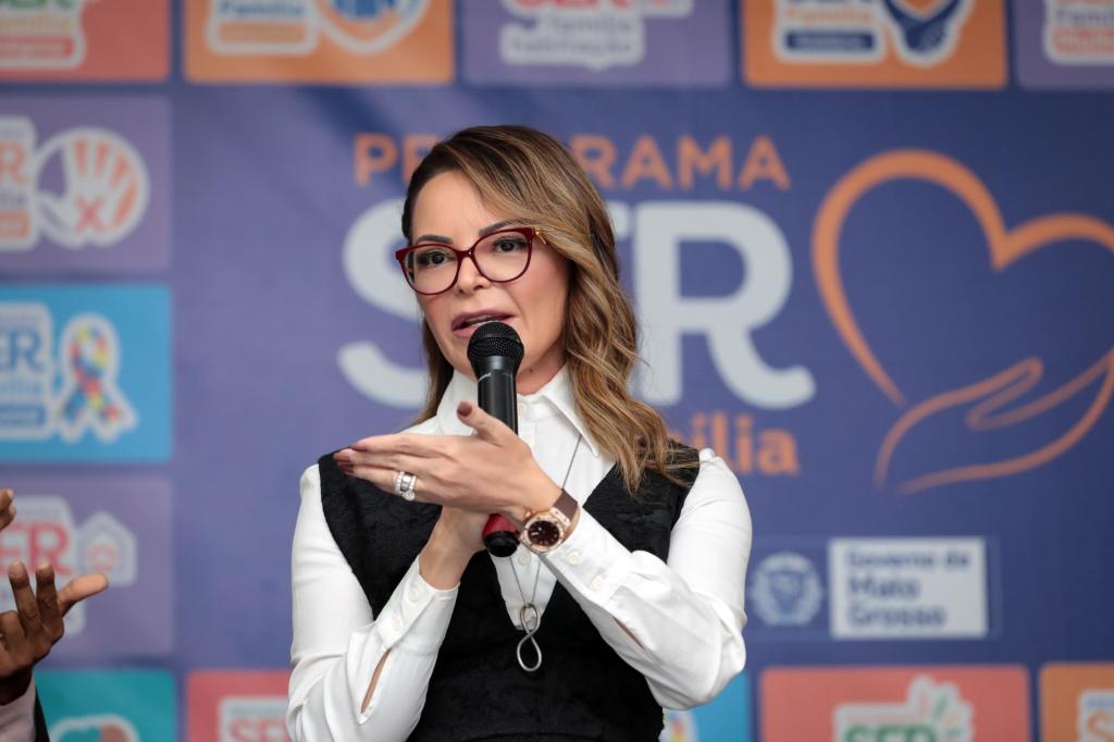 Primeira-dama de MT articula pagamento do bônus de Natal para beneficiários do programa SER Família